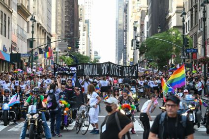 Mês do orgulho LGBTQIA+: Milhares de pessoas protestam na Dyke March, em Nova Yo