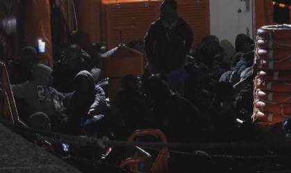 Quase 300 refugiados são resgatados na costa da África (27.Jun.2021)
