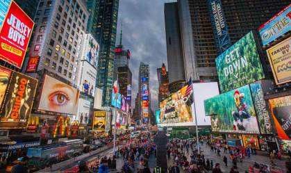Homem é baleado acidentalmente na Times Square em tiroteio, diz polícia de NY