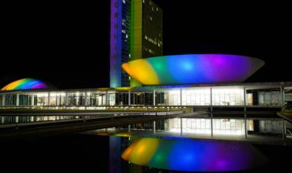 Orgulho LGBTQIA+: monumentos iluminados e protestos; veja fotos de atos no país