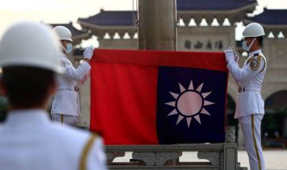 Guardas de Taiwan seguram bandeira da ilha em praça de Taipei