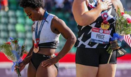 Em protesto, atleta dos EUA dá as costas à bandeira durante hino nacional