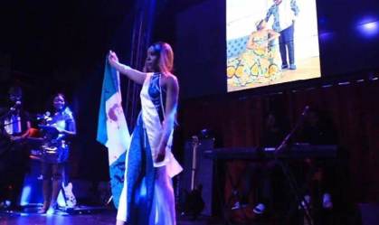 Modelo nigeriana protesta contra violência policial em concurso de beleza russo