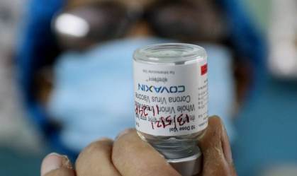 Profissional da Saúde segura dose da vacina indiana Covaxin