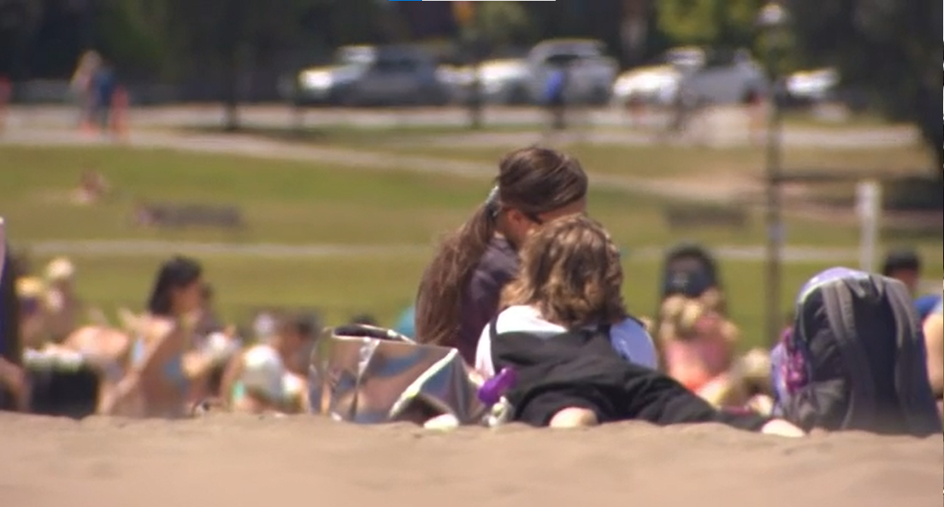 Pessoas em praça no Canadá, em meio a onda de calor
