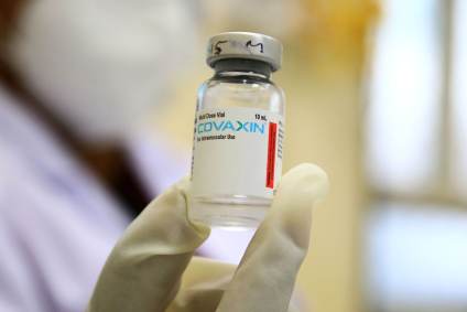 Frasco da Covaxin, vacina contra Covid-19, em Jaipur