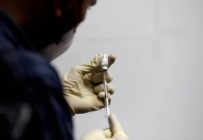 Funcionário prepara aplicação da Covaxin, vacina contra Covid-19, na Índia