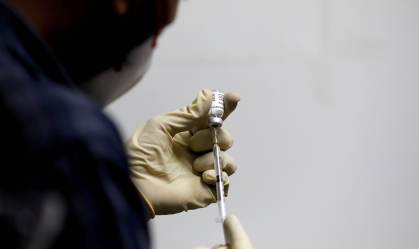 Funcionário prepara aplicação da Covaxin, vacina contra Covid-19, na Índia
