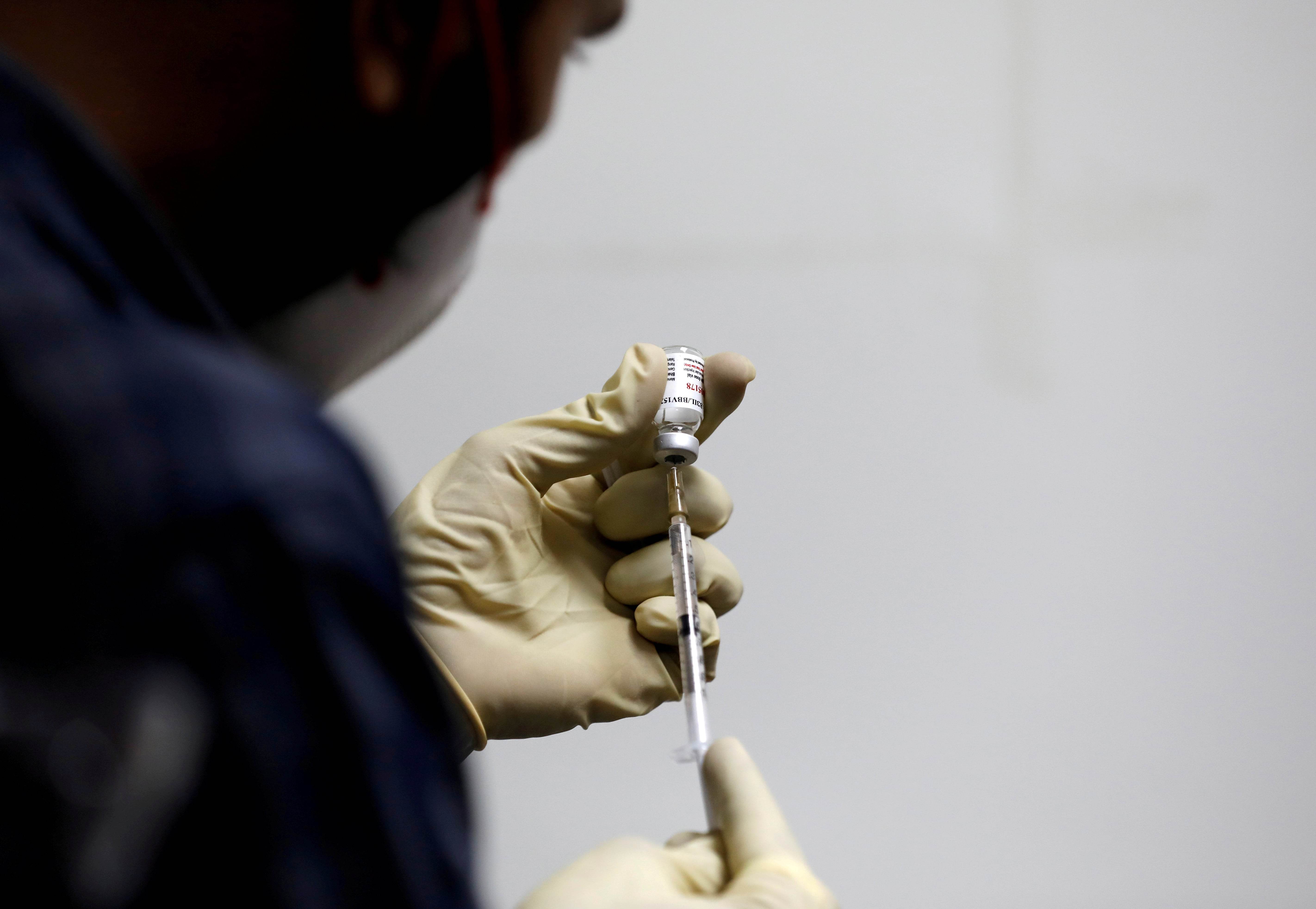 Funcionário prepara aplicação da Covaxin, vacina contra Covid-19, na Índia