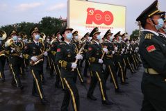 Membros da orquestra militar chinesa marcham na Praça Tiananmen