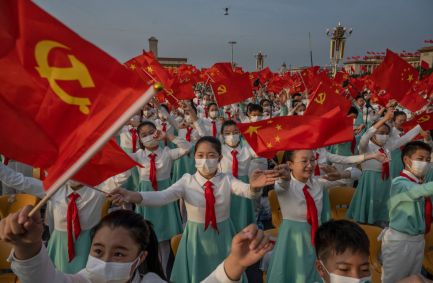 Estudantes chineses cantam em festa que marcou o 100º aniversário do Partido Com