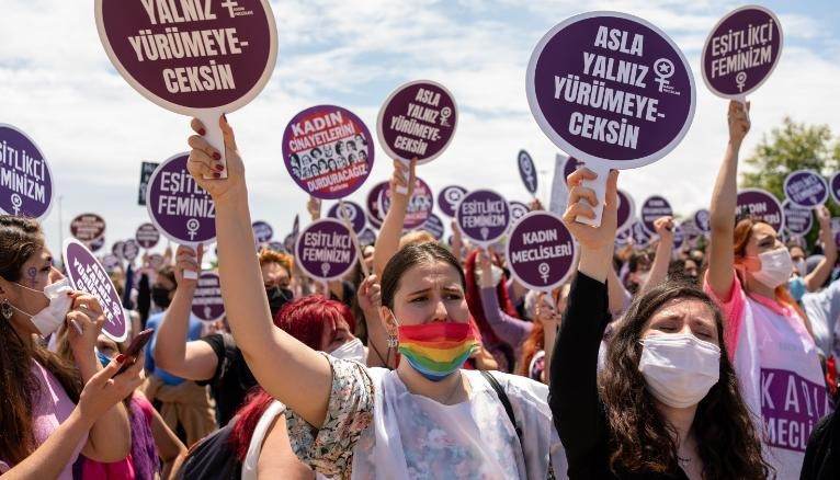Ativistas contra a retirada da Turquia da Convenção de Istambul
