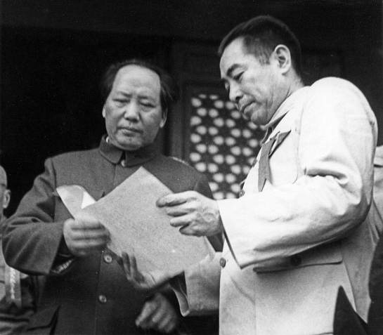 Mao Zedong (à esquerda) discursa na cerimônia de fundação da República Popular da China na Praça Tiananmen, em Pequim, em 1º de outubro de 1949. / Universal Images Group via Getty