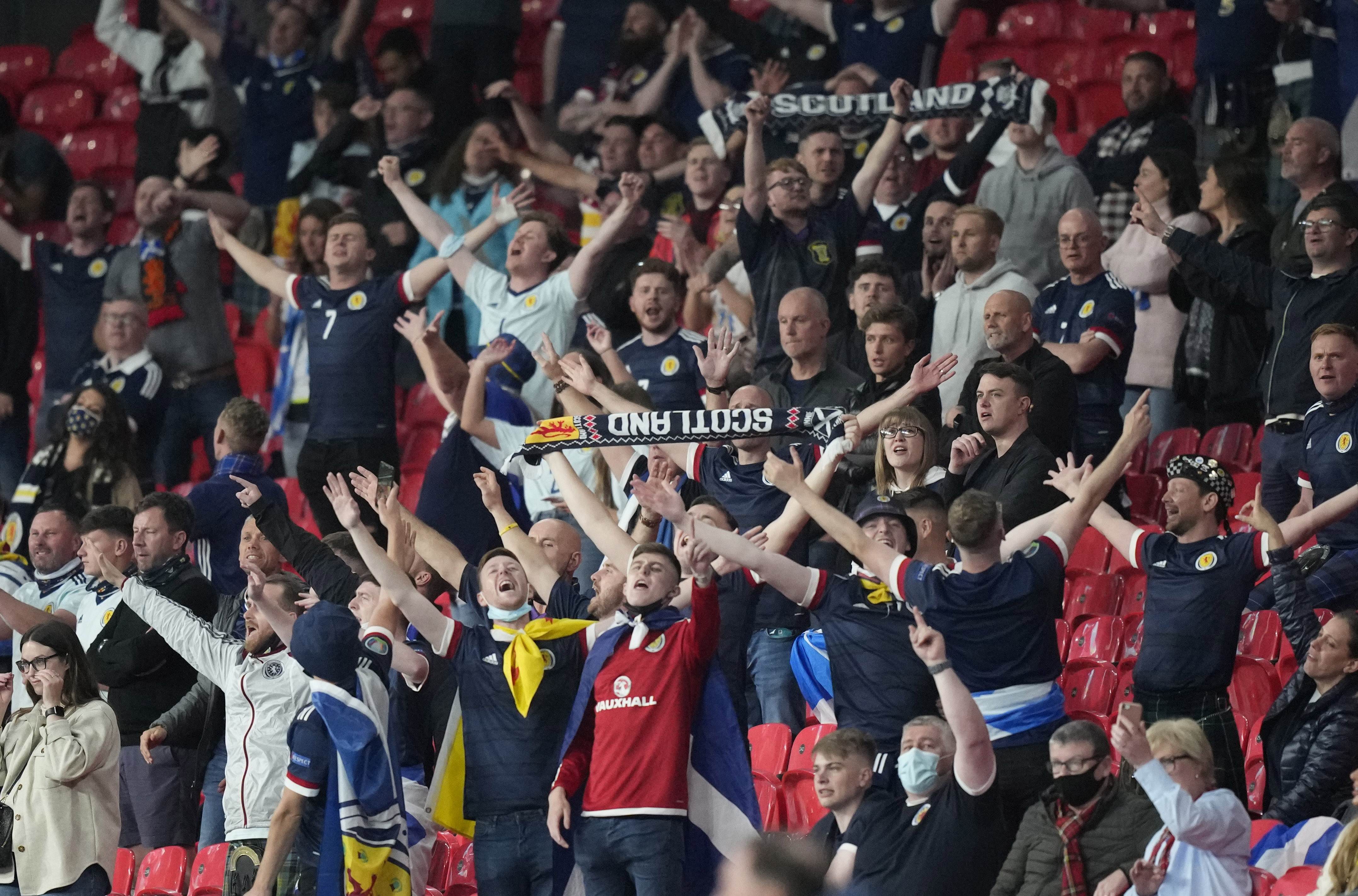 Torcedores em Wembley durante partida entre Inglaterra e Escócia pela Eurocopa