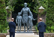 Príncipes William e Harry inauguram estátua da princesa Diana