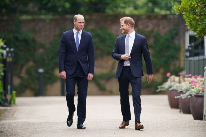 Príncipe William e príncipe Harry caminham no Palácio de Kensington
