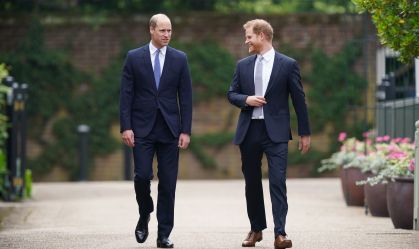Príncipe William e príncipe Harry caminham no Palácio de Kensington