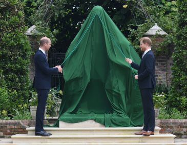 Príncipes William e Harry inauguram estátua da princesa Diana