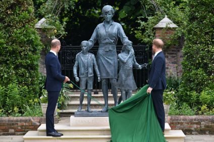 Princípe Harry e príncipe William inauguram estátua da princesa Diana