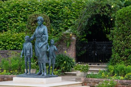 Estátua da princesa Diana no jardim do Palácio de Kensington
