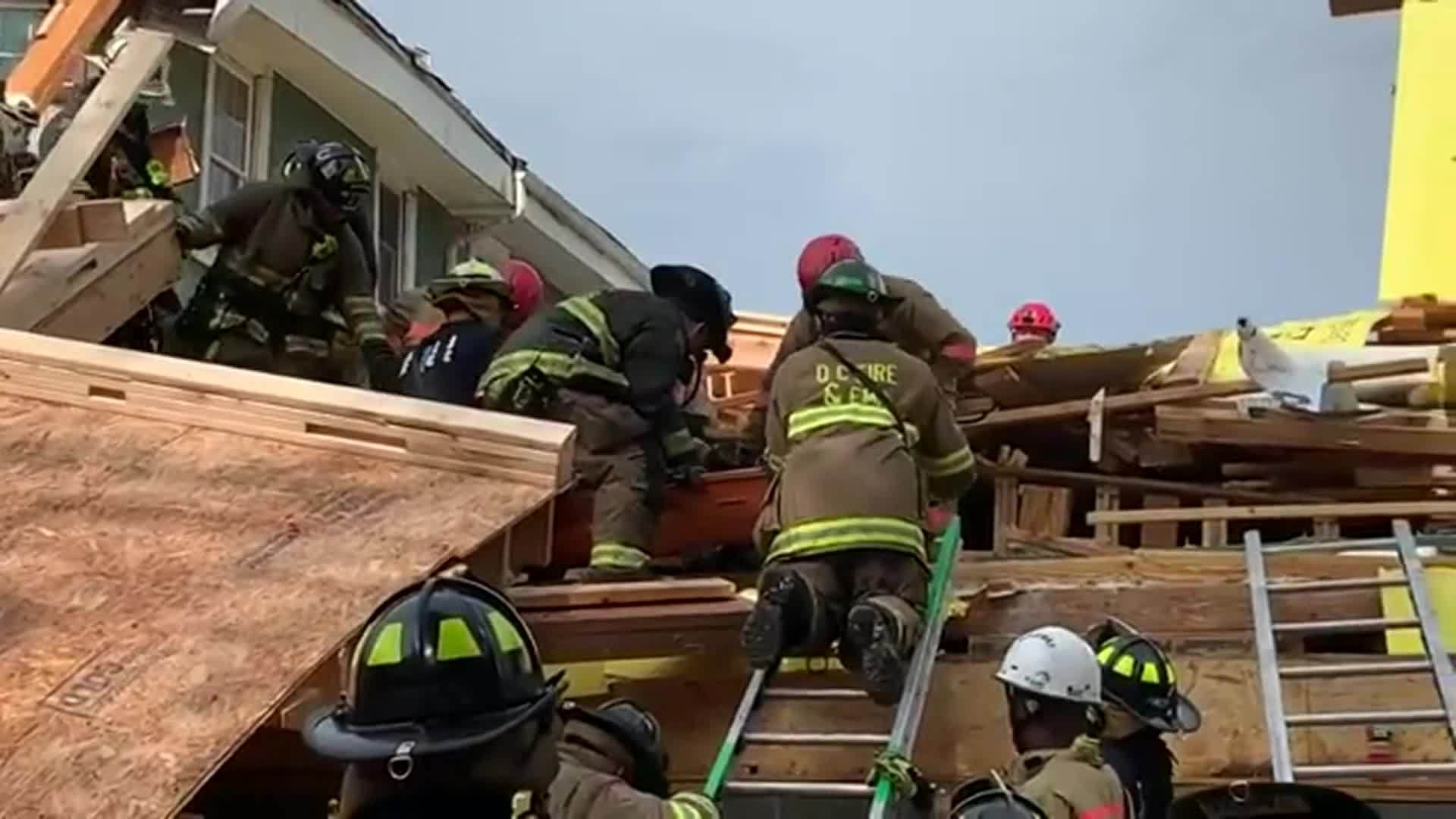 Bombeiros tentam resgate após desabamento