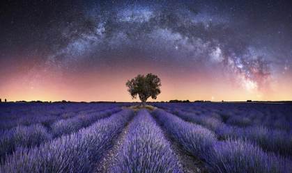 O fotógrafo capturou um panorama hipnotizante da Via Láctea 