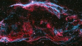 O complexo nebulosa do véu é o remanescente de uma explosão de supernova gigante