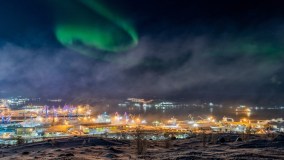 O fotógrafo foi capaz de capturar a Aurora Boreal sobre a Baía Kola, em Murmansk