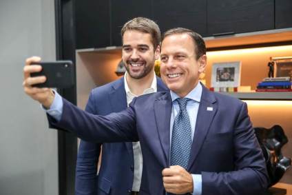 Governador João Doria, de SP, tira selfie com o governador Eduardo Leite, do RS
