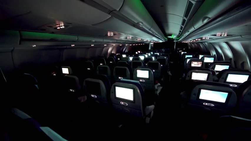 Cabine de avião escura; luzes apagadas Cabine de avião escura; luzes apagadas
