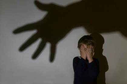 Criança teme ser agredida/ Getty Images