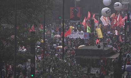 Protesto altera trânsito e mobiliza policiais na Avenida Paulista, em São Paulo 