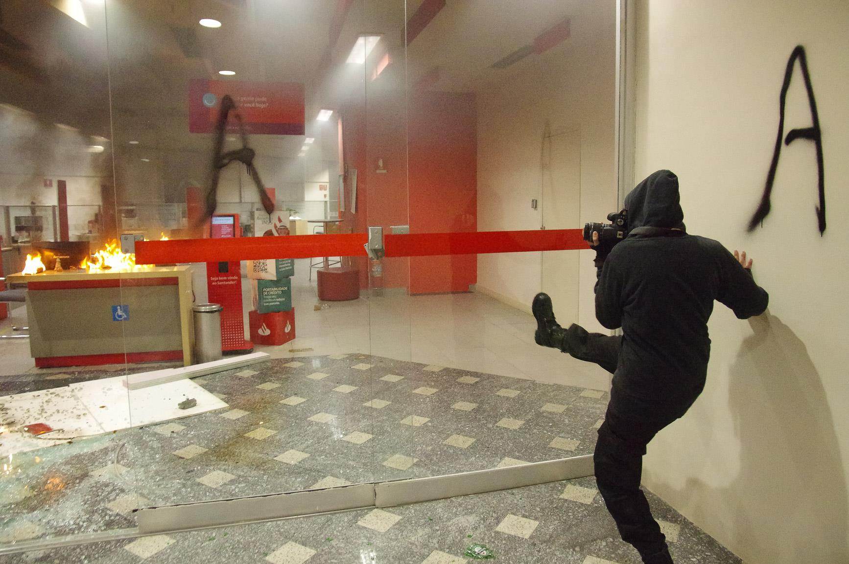 Blackblocks depredam agência bancária na rua da Consolação após protesto contra Blackblocks depredam agência bancária na rua da Consolação após protesto contra