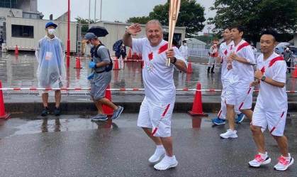 Zico carrega tocha olímpica em Kashima, no Japão/ Arquivo pessoal