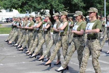 Cadetes ucranianas marcham de salto alto/Divulgação