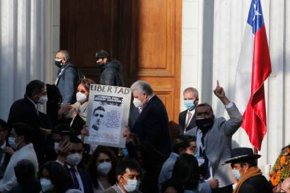 Manifestantes reúnem do lado de fora enquanto a cerimônia da Convenção Constitui