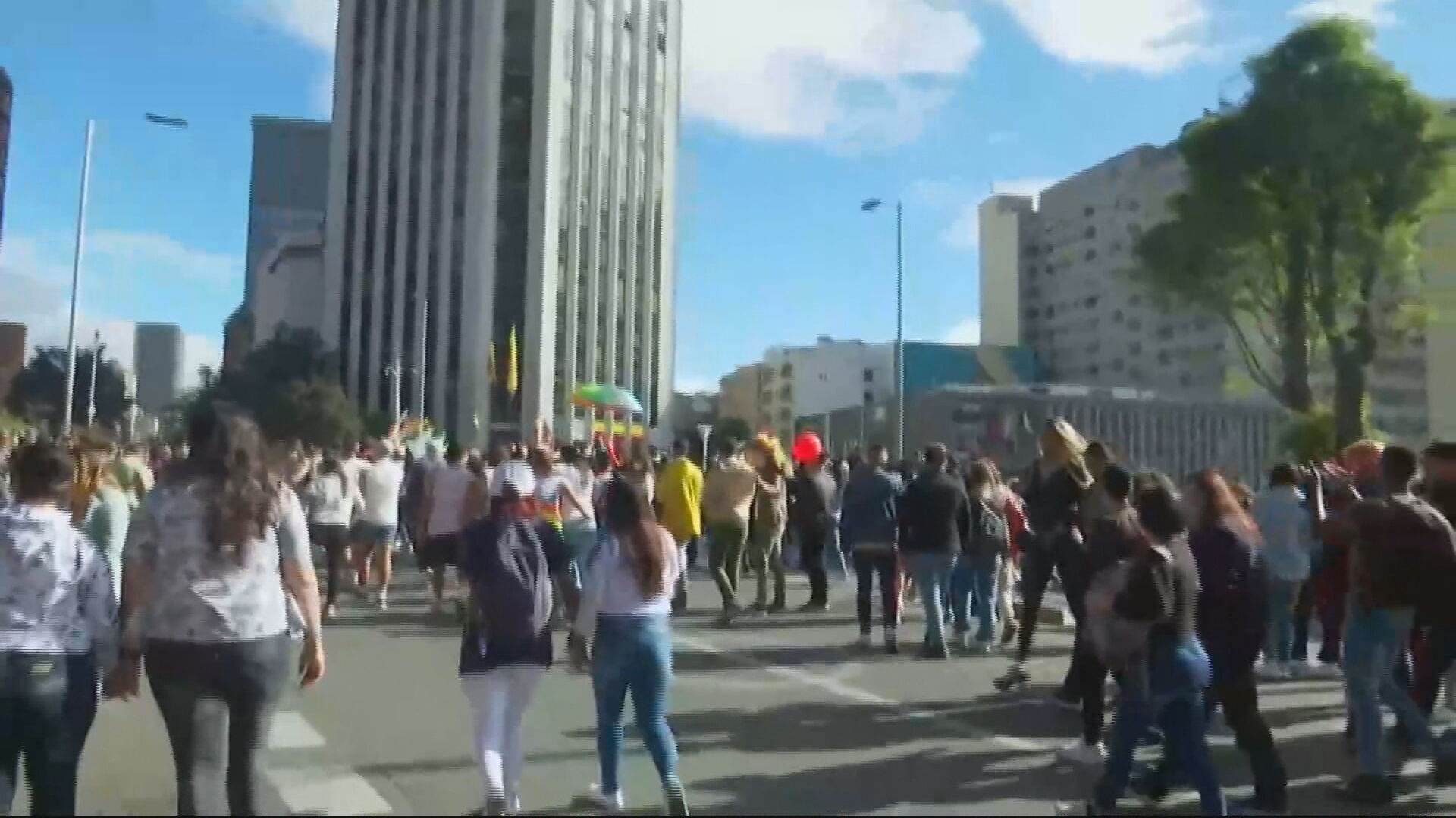 Marcha LGBTQIA+ reúne milhares de pessoas na Colômbia (04.Jul.2021)