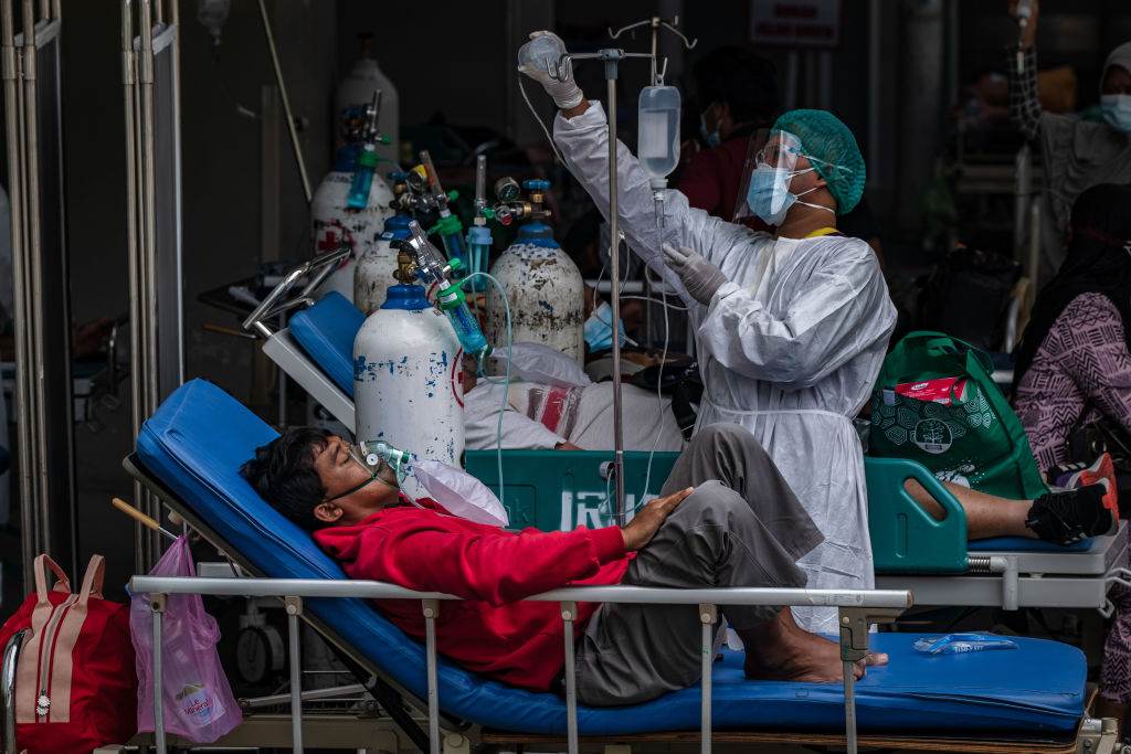 Enfermeira trata paciente com Covid-19 em hospital de Jacarta, capital da Indoné Enfermeira trata paciente com Covid-19 em hospital de Jacarta, capital da Indoné