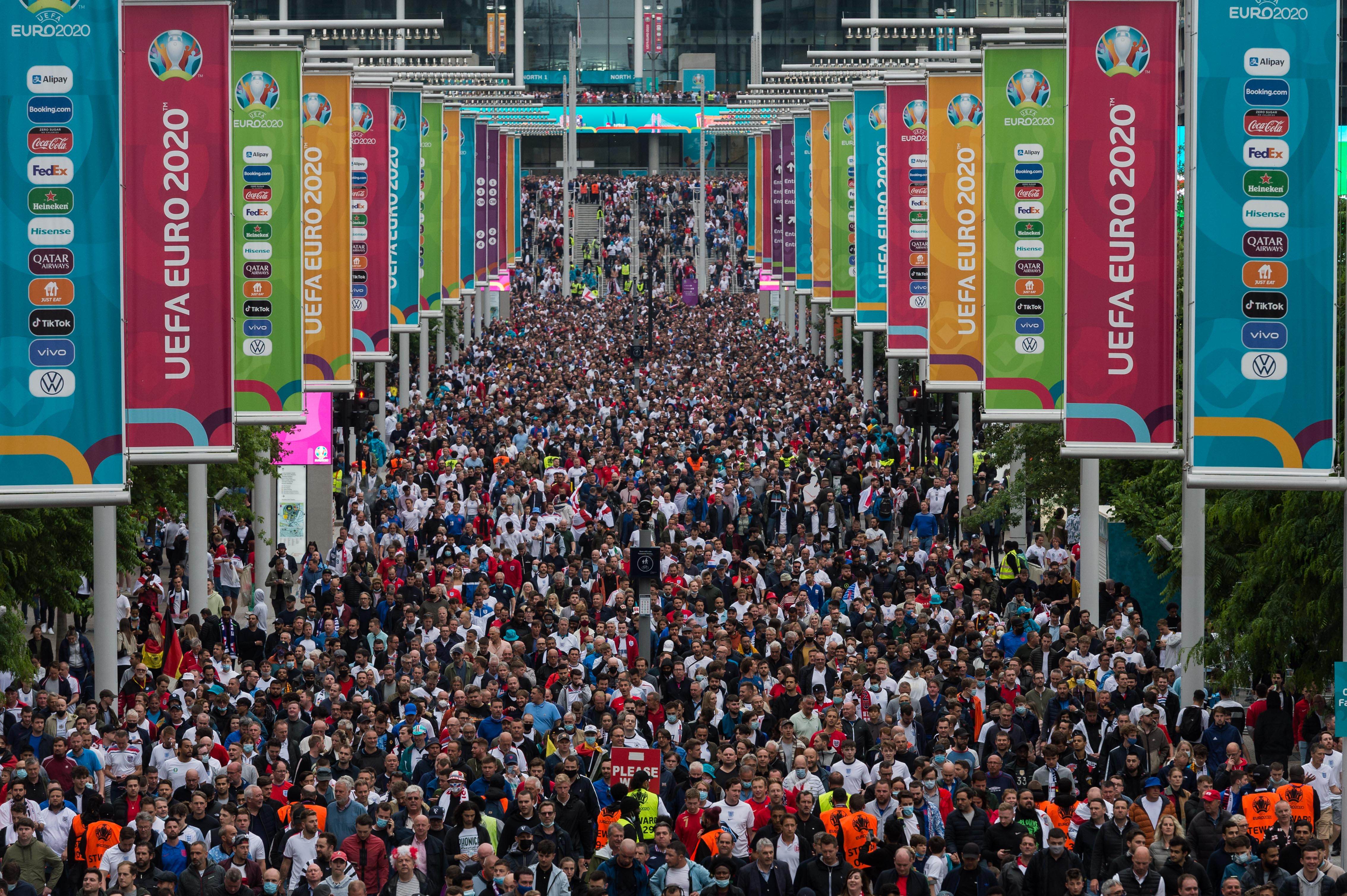Milhares de torcedores saindo do estádio de Wembley durante Eurocopa