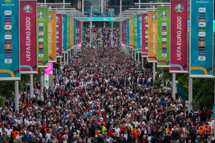 Milhares de torcedores saindo do estádio de Wembley durante Eurocopa