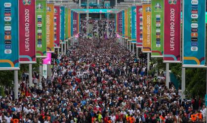 Milhares de torcedores saindo do estádio de Wembley durante Eurocopa