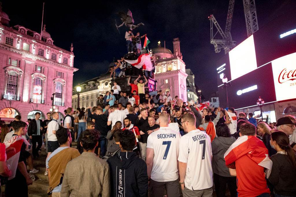 Torcedores comemoram vitória da Inglaterra sobre a Ucrânia pela Eurocopa Torcedores comemoram vitória da Inglaterra sobre a Ucrânia pela Eurocopa