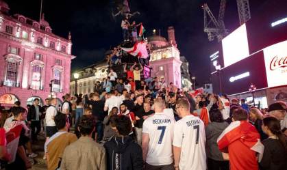 Torcedores comemoram vitória da Inglaterra sobre a Ucrânia pela Eurocopa
