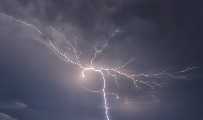 Você não deve tomar banho durante uma tempestade e a ciência explica o motivo