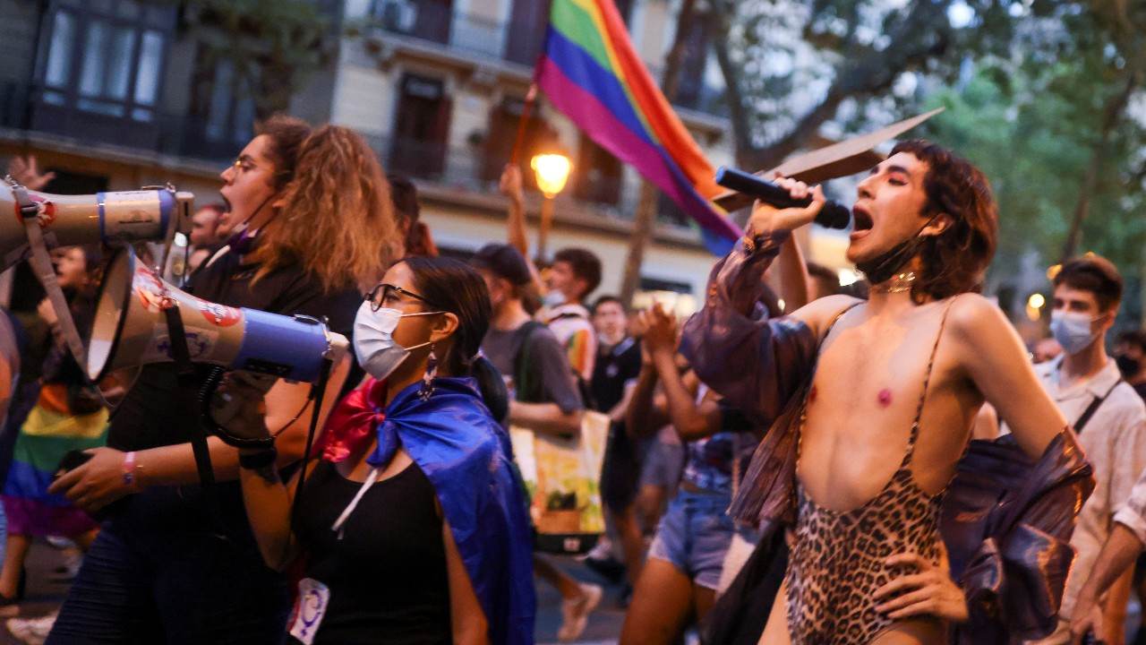 Pessoas protestam após por morte de jovem gay Samuel Muñiz