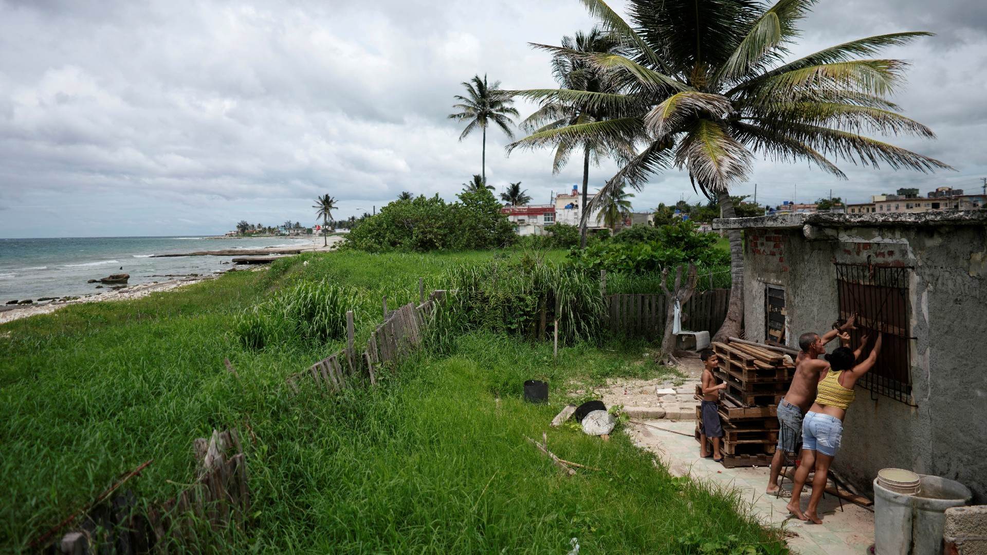 Bandeira em praia de Guanabo, Cuba, após passagem da tempestade tropical Elsa