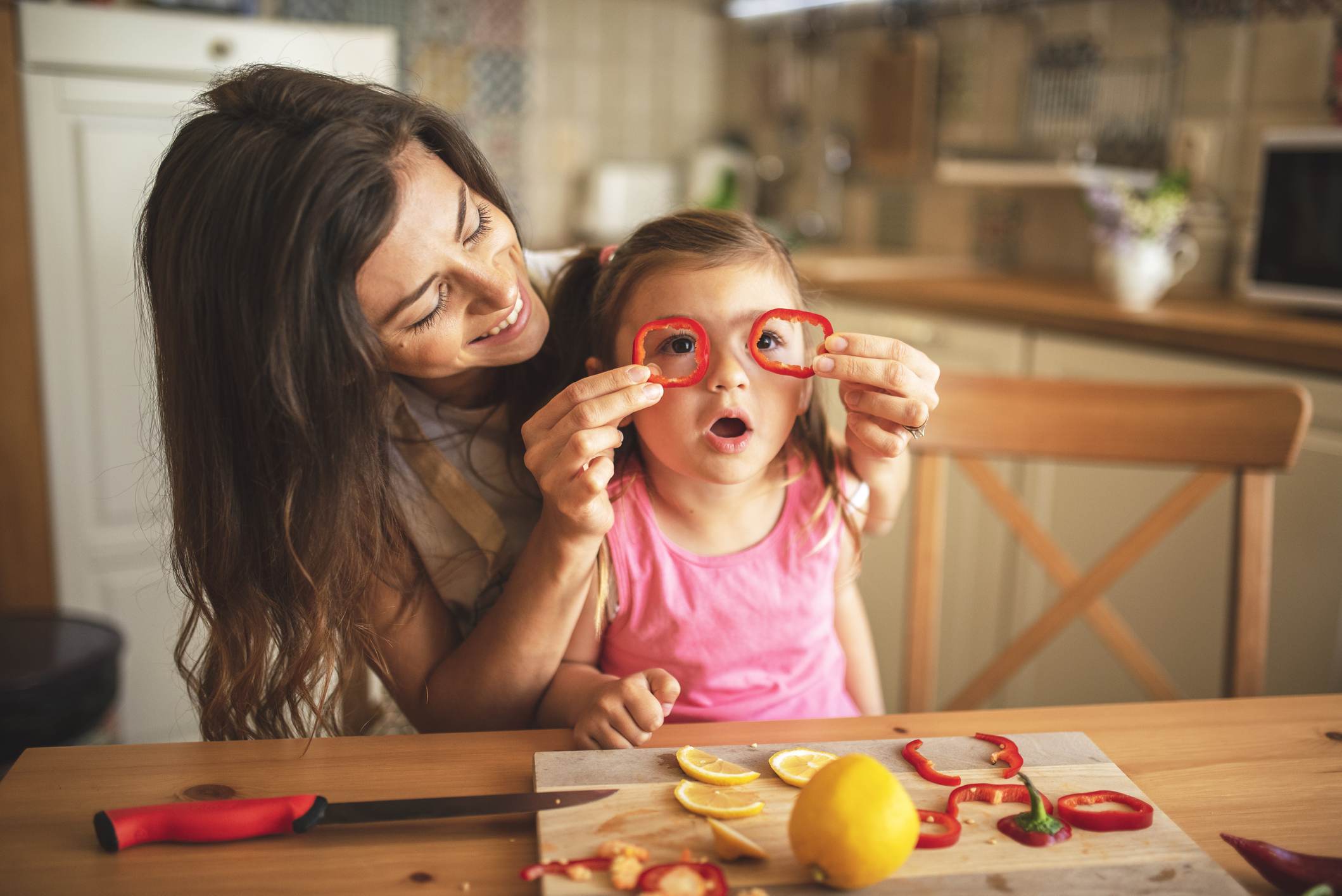 Crianças devem ser envolvidas em atividades da casa para reduzir uso de telas