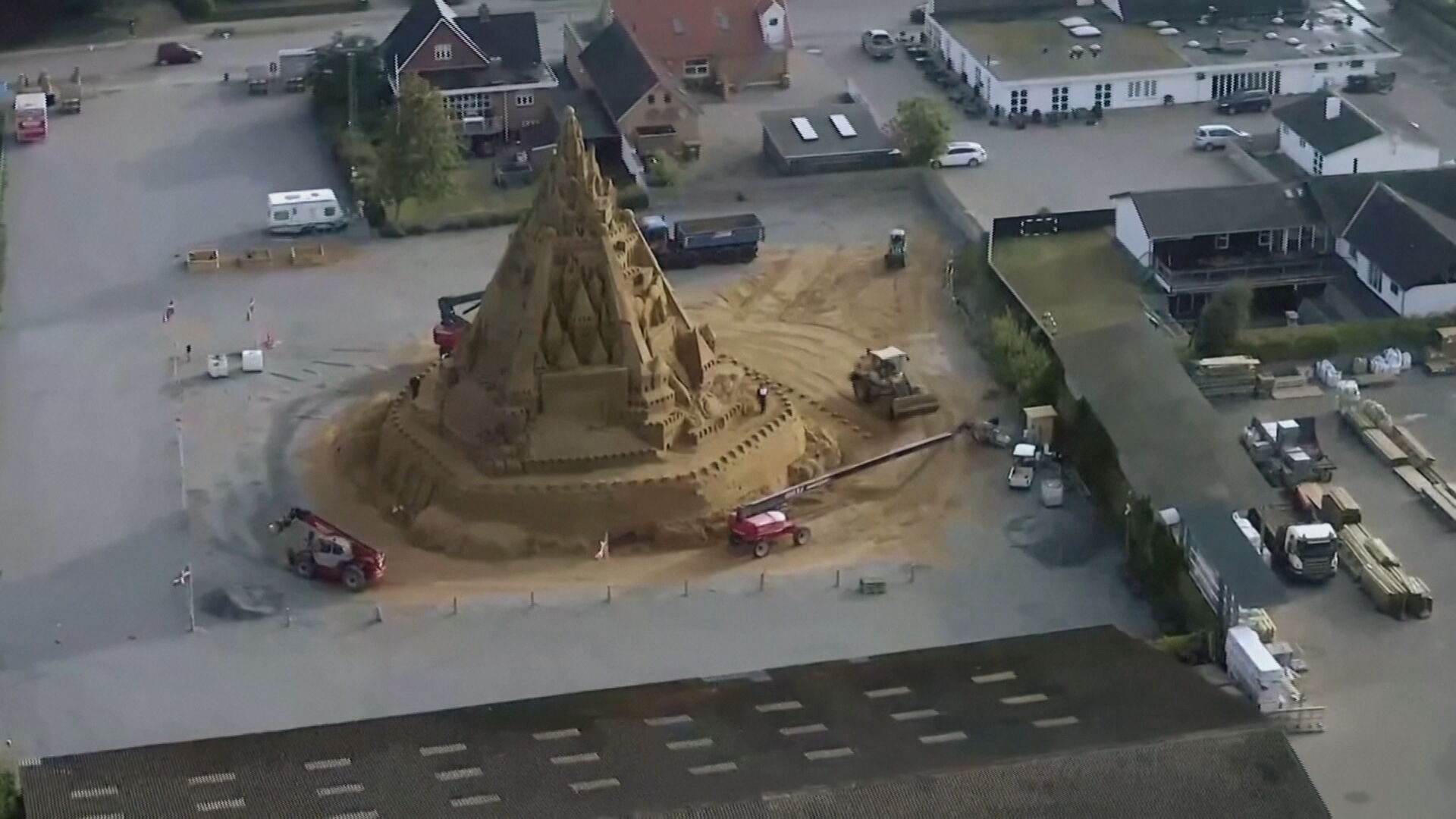 Maior castelo de areia do mundo é construído na Dinamarca Maior castelo de areia do mundo é construído na Dinamarca