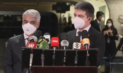 Os senadores Humberto Costa e Randolfe Rodrigues em coletiva de imprensa