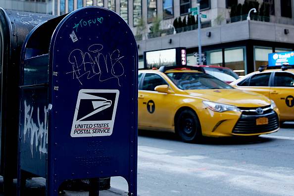 Caixa de correio do USPS é vista na Quinta Avenida, em 24 de fevereiro de 2021